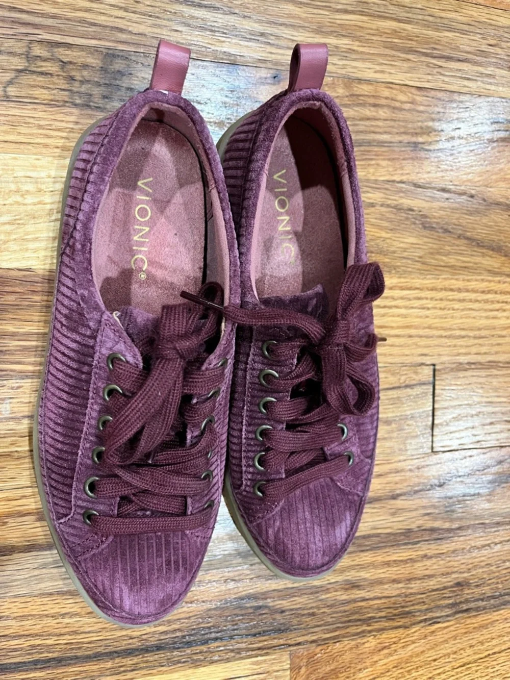 Vionic Suede Winny Sneaker Women's 6.5 Cherry Jubilee Corduroy‎ Purple